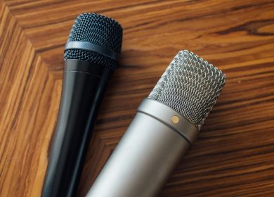 Mikrofon dynamiczny czy pojemnościowy do podcastu?