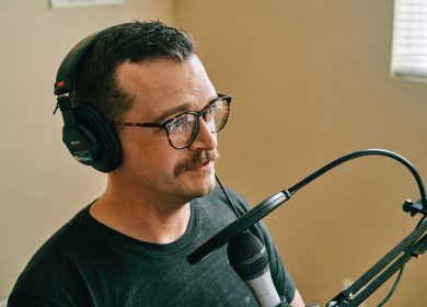 Jak nagrać dźwięk bez szumów i pogłosu. Czyli jak prawidłowo ustawić mikrofon do podcastu?